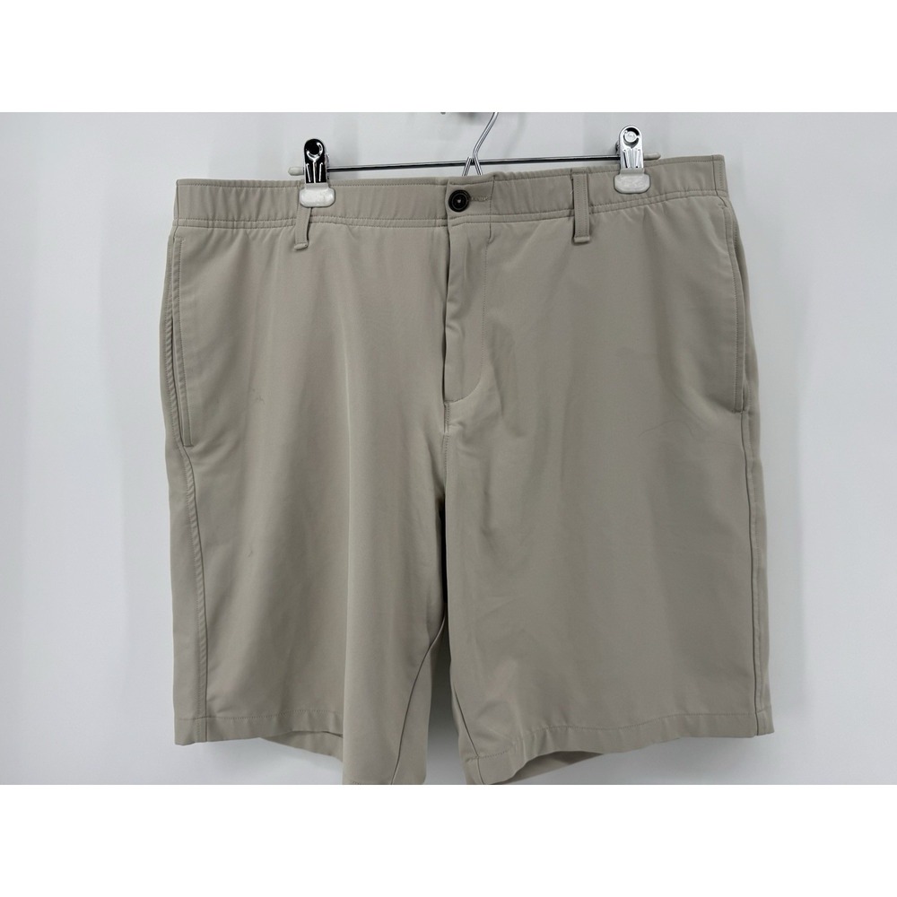 Under‎ Armour Men's Beige Flat Front Performance Golf Shorts Size 40